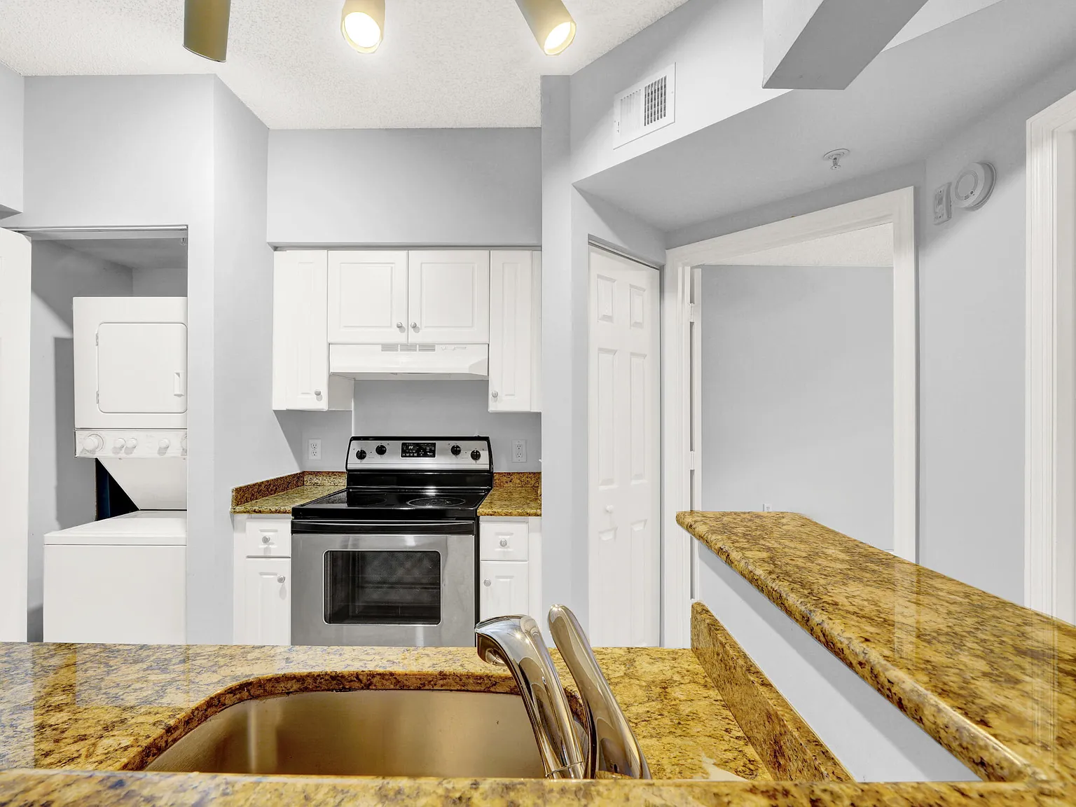 1 bed, 1.0 bath, 726 sqft, $2,000 — Photo 2
