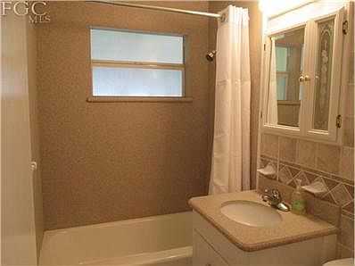 3rd image of 916 Poinsettia Dr