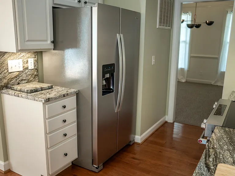 1820 Clay Dr — Photo 7