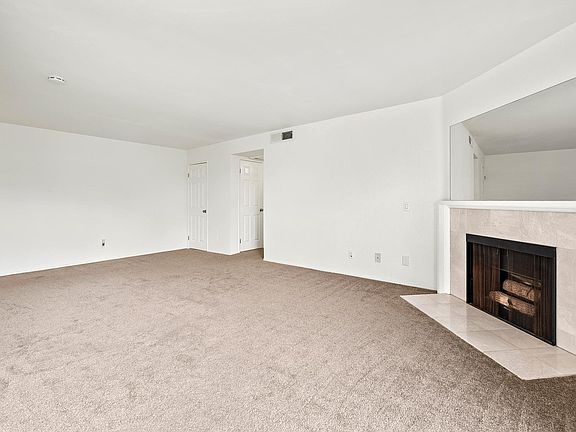 2nd image of 424 Oak St Floor 2