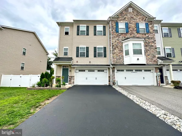 158 Graystone Dr, Trevose, PA 19053