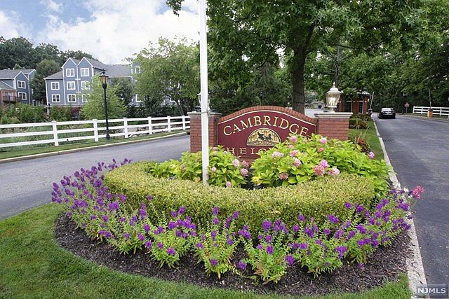 1st image of 394 Cambridge Dr