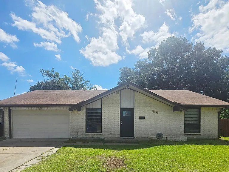 734 Spring Lake Dr — Photo 1