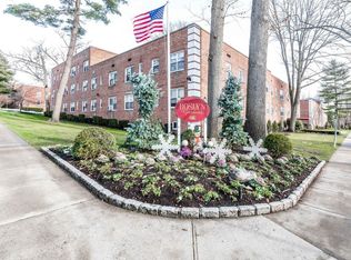 20 Edwards St APT 1D, Roslyn Heights, NY 11577