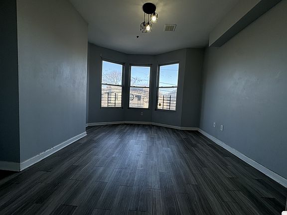 4th image of 625 Bramhall Ave #2R