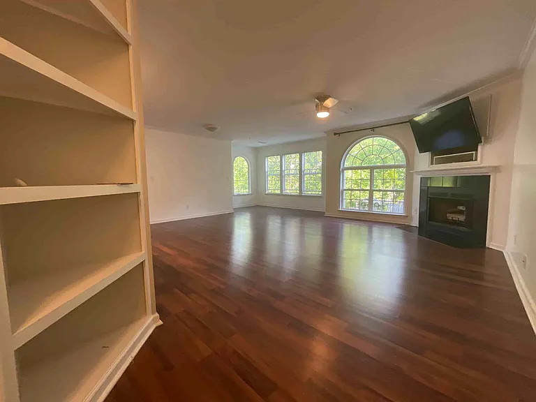 421 Ivy Glen Dr — Photo 4