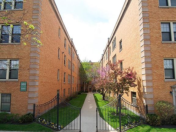 2nd image of 902 N Austin Blvd APT 2K