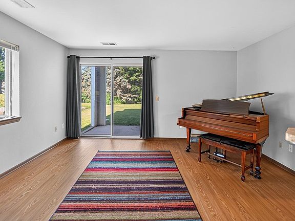 4th image of 952 Rockefeller Ln