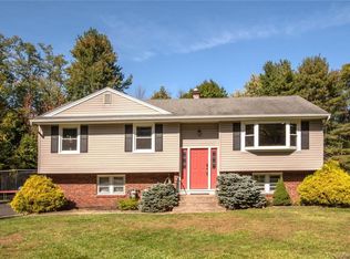 20 Castle Dr, Chestnut Ridge, NY 10977