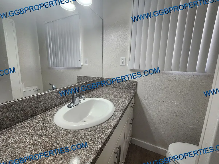 424 E 16th St — Photo 14