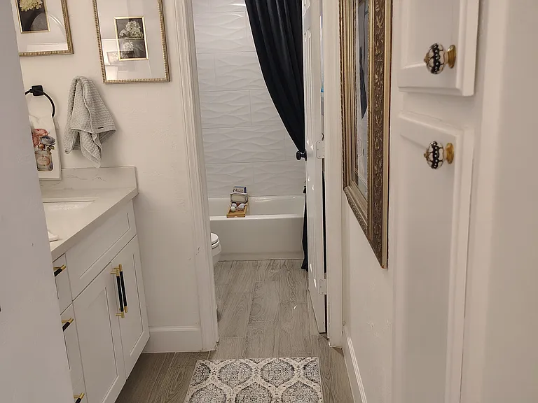 Hallways to second floor full bath, but all bedrooms have this same bathroom setup.