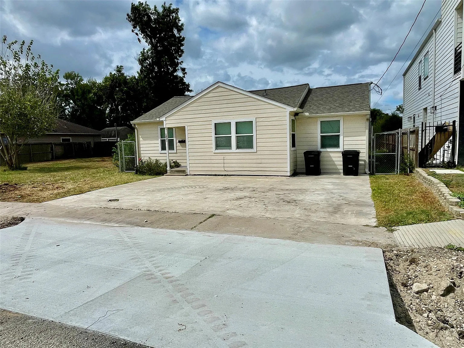 4 bed, 2.0 bath, 1692 sqft, $1,900 — Photo 1