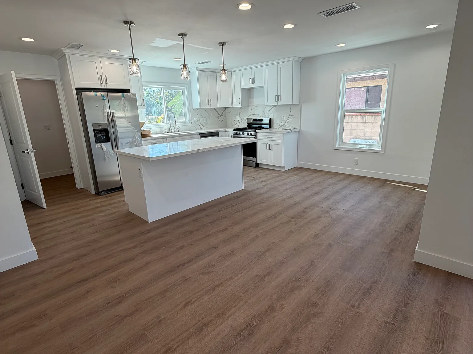 3 bed, 1042 sqft, $4,200 — Photo 4