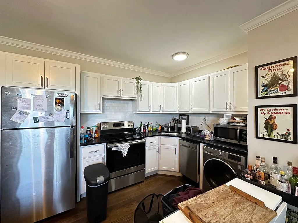 Building Photo - 3345 N Marshfield Ave #204
