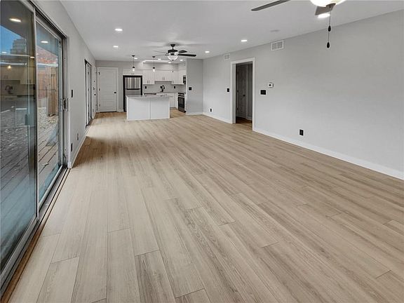 5th image of 4512 Jefferson St APT 9