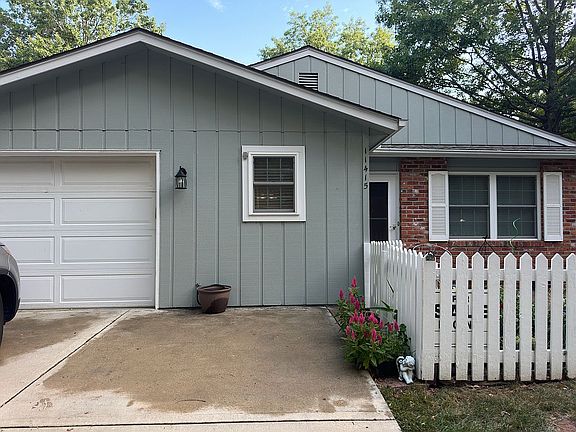 1 car garage, 2 pkg spaces
