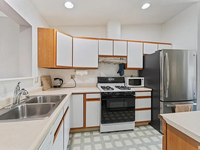 1380 Patricia Dr — Photo 14