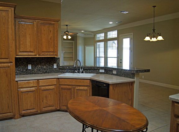 4th image of 4801 Hilltop Dr