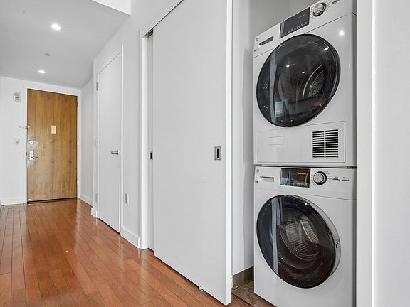 3rd image of 20 Newport Pkwy APT 2111