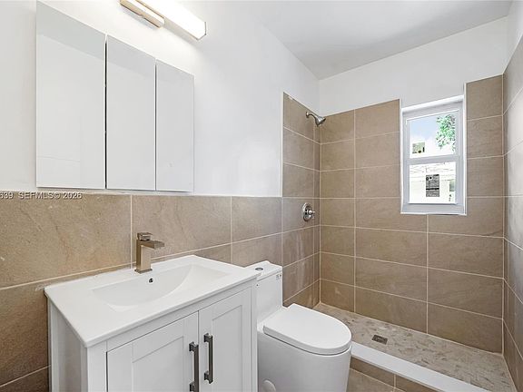 3rd image of 2025 Fillmore St