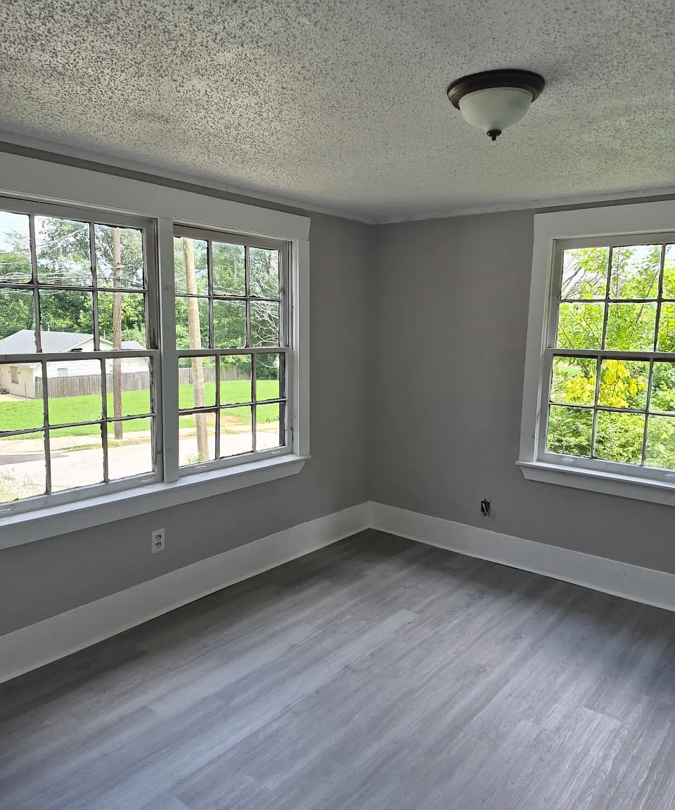 4 bed, 1.0 bath, 911 sqft, $1,350 — Photo 1