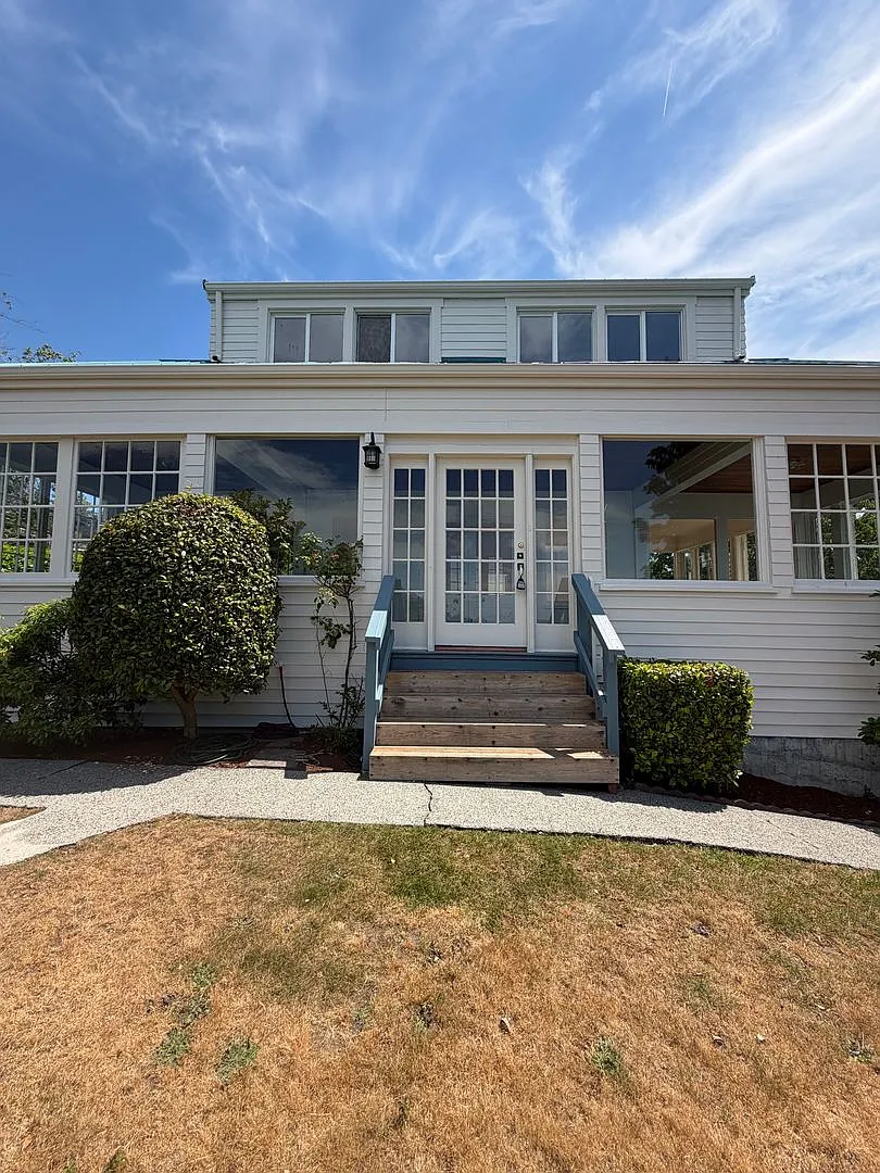 Waterfront Rental in Three Tree Point Short Term Lease Only — Photo 4