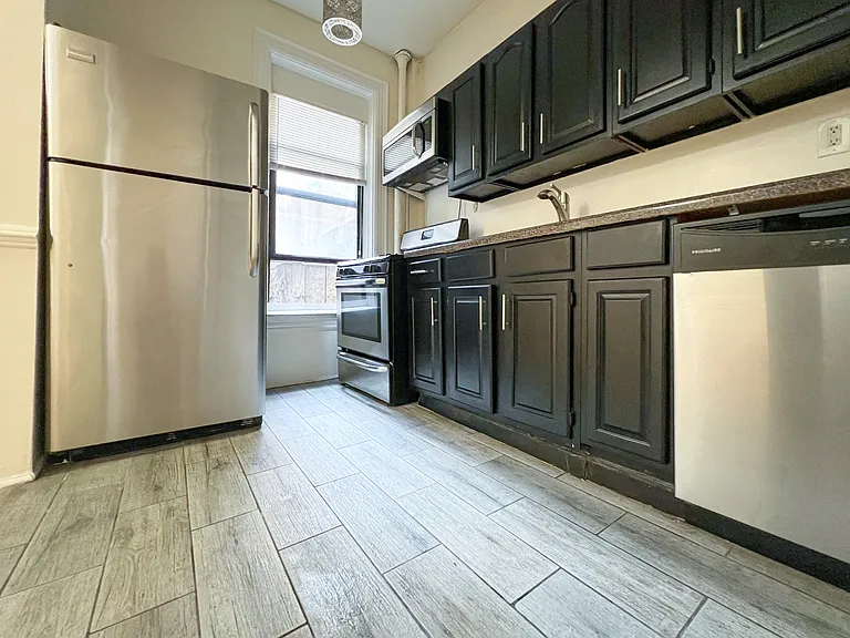 246 E 51st St #16 — Photo 1