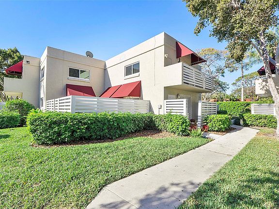 2nd image of 565 NW 98th Avenue #565