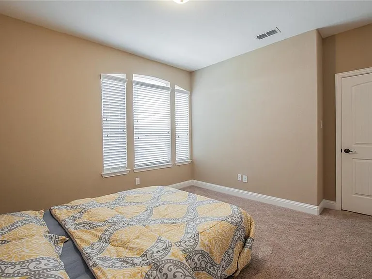 2440 Kingsgate Dr — Photo 17