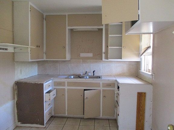3rd image of 1401 W 19th St