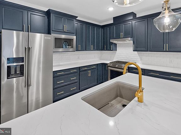 5th image of 1011 Victoria Ct
