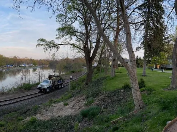 74 Barclay St #2, Grand River, OH 44045