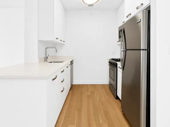 8 Vanderbilt Avenue image 2 of 7