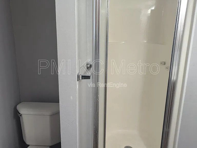 724 S Grand Ave — Photo 9