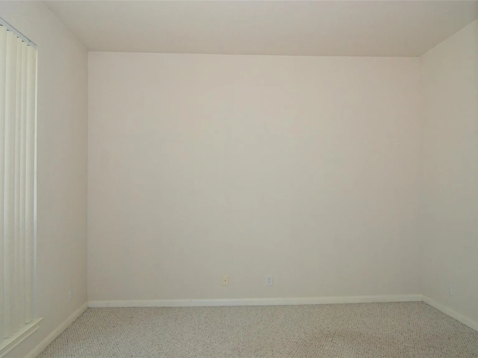 4 bed, 2.5 bath, 2706 sqft, $2,500 — Photo 2