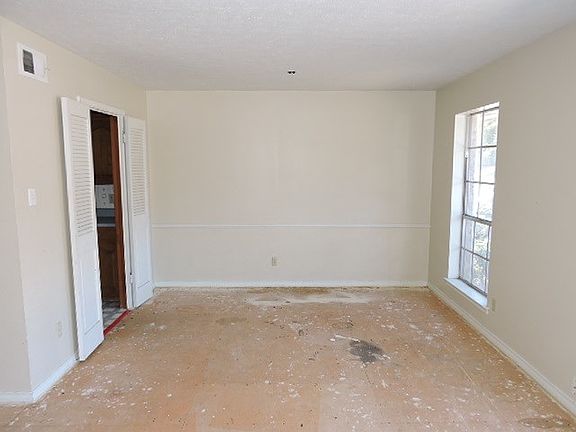 3rd image of 402 Park Ln
