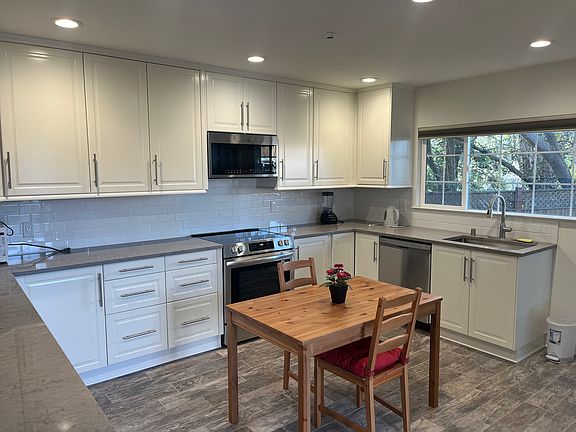 3rd image of 4040 Fernwood St Unit B