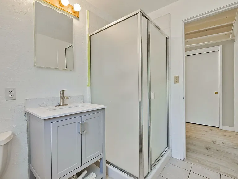 3049 Harding Ave — Photo 32
