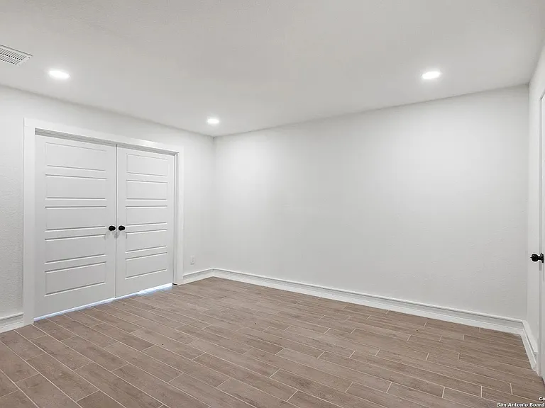 123 E Brandon — Photo 22