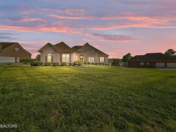 4th image of 3824 Holly Berry Dr