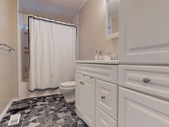 3rd image of 908 Tudor Dr