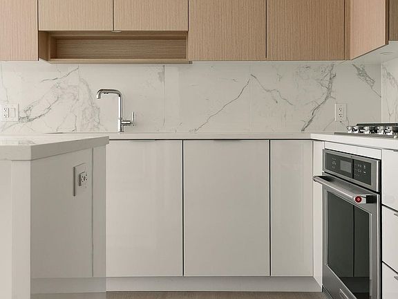 4th image of 699 Whiting Way #2103
