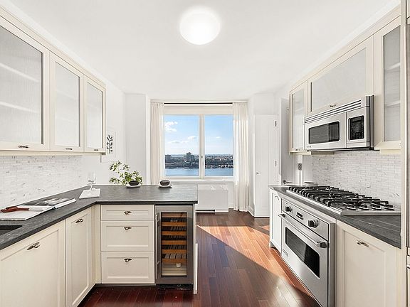 3rd image of 80 Riverside Blvd APT 37A
