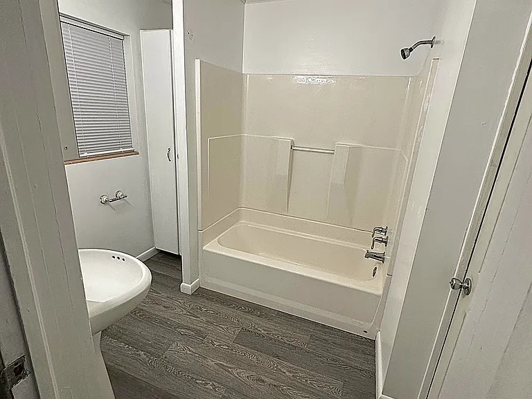 332 Bay St — Photo 19