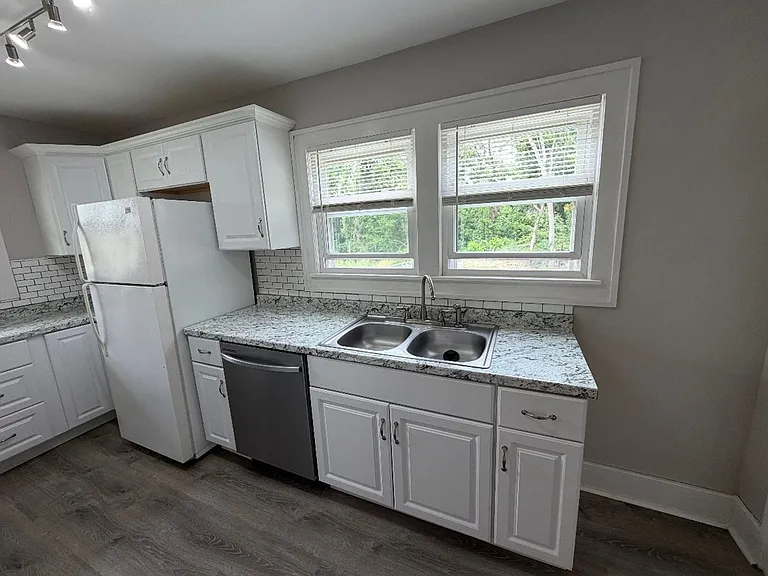 1404 S Elm St — Photo 3