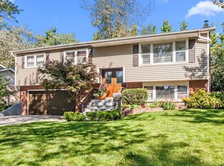 1030 69th St, Darien, IL 60561