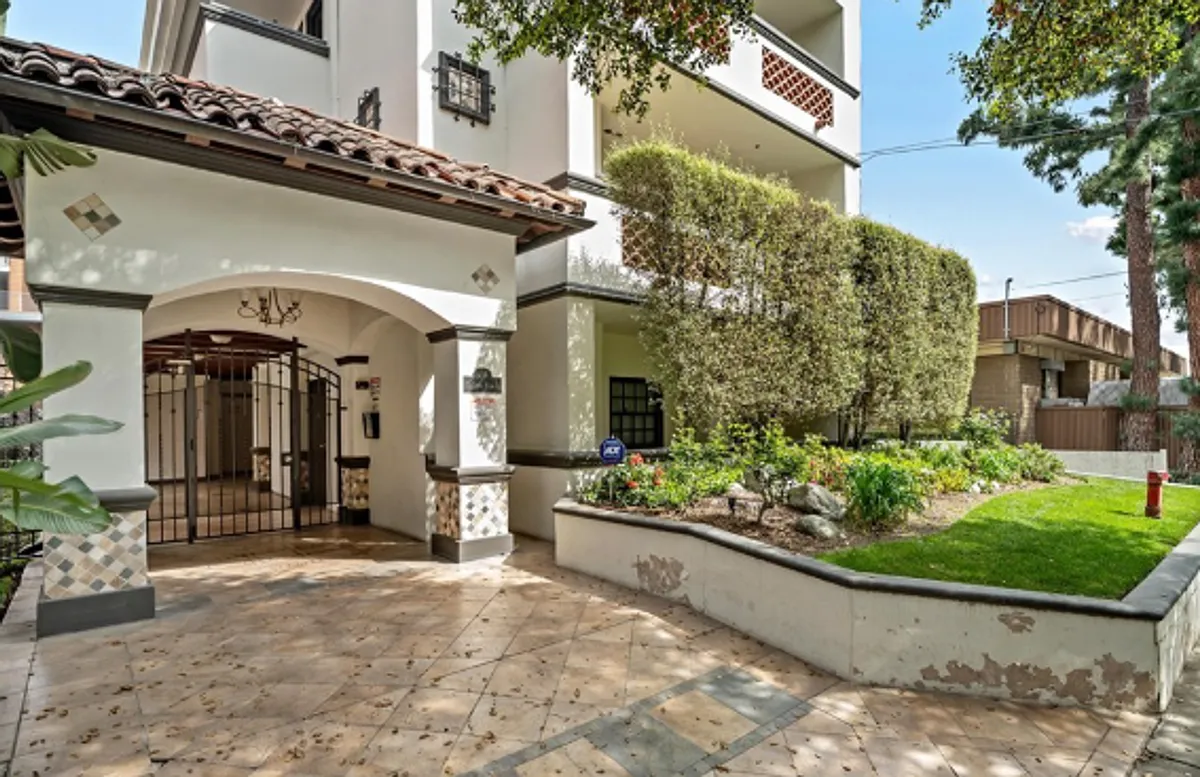 Building Photo - 156 S Oak Knoll Ave #301