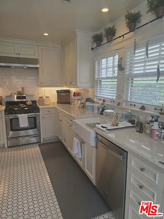 3 bed, 2.0 bath, 2400 sqft, $6,000 — Photo 2