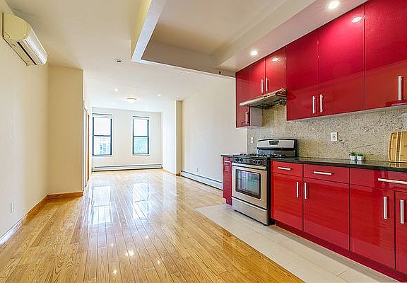 4th image of 48-13 Vernon Blvd #3F