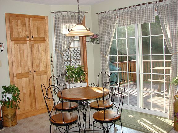 Breakfast Nook w/Pantry